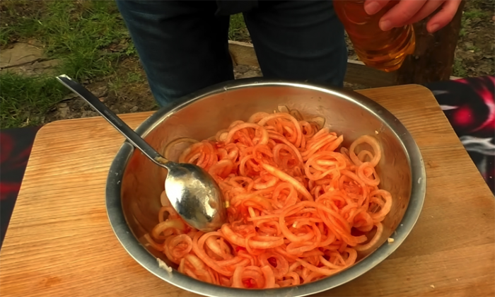 Моментальный салат из сплошного лука: из-за маринада горечи нет, зато вкус усилился