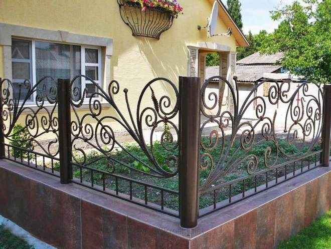 Кованые заборы: разновидности, преимущества и уход (102 фото)