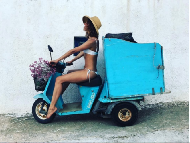 Пикантные пляжные образы российских звезд