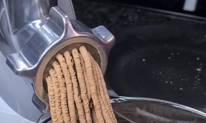 В советские времена пирожки привокзальные были на каждом перроне. Показываем рецепт