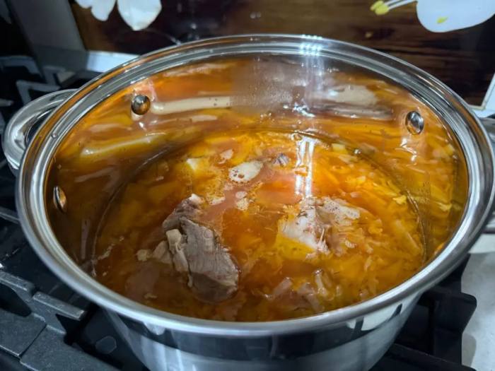 Почему борщ не красный: главная ошибка при зажарке, которая убивает цвет свеклы