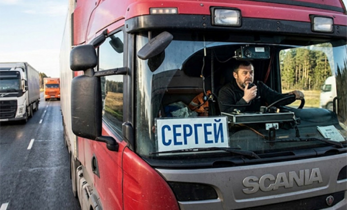 Дальнобойщики часто пишут свои имена на лобовом стекле. Как табличка помогает на трассе?