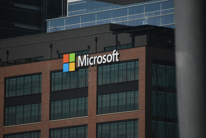 Microsoft и еще семь IT-компаний исключили из программы оформления грин-карт для иностранцев