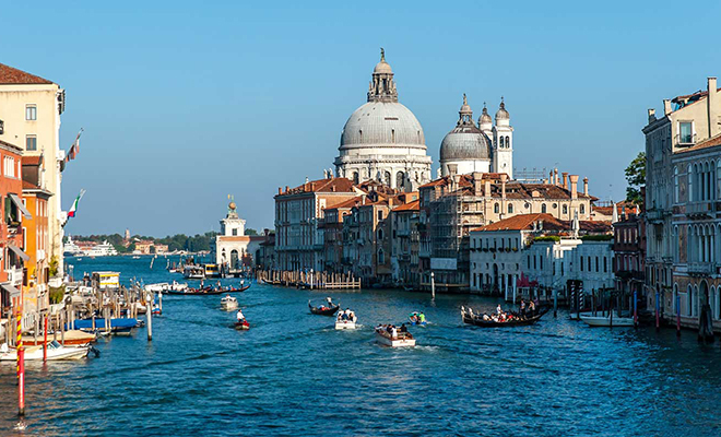 Как работает скорая помощь в Венеции, где дорог в городе нет. Турист снял видео