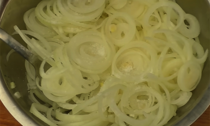 Моментальный салат из сплошного лука: из-за маринада горечи нет, зато вкус усилился