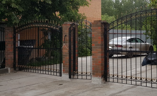 Кованые заборы: разновидности, преимущества и уход (102 фото)