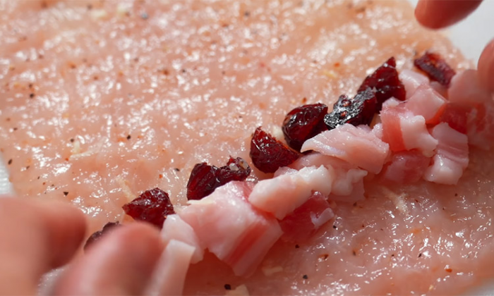 Куриные крученики из филе покоряют с первой пробы. Внутри еще и начинка