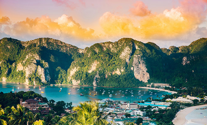 Россиянин включил электронную сигарету в храме Таиланда и получил запрет въезда на 99 лет