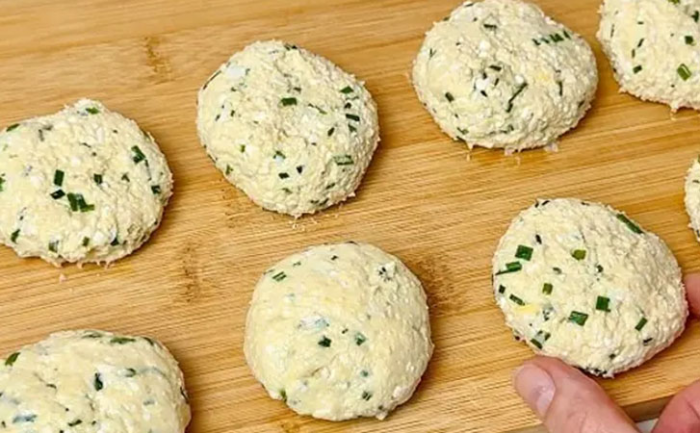 Добавили в творог натертые яйца. Результат вас поразит: почти пирожки, но без возни с начинкой