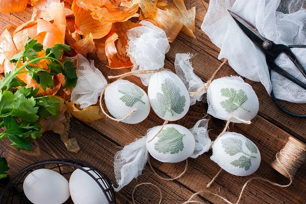 Как покрасить яйца на Пасху луковой шелухой: все способы