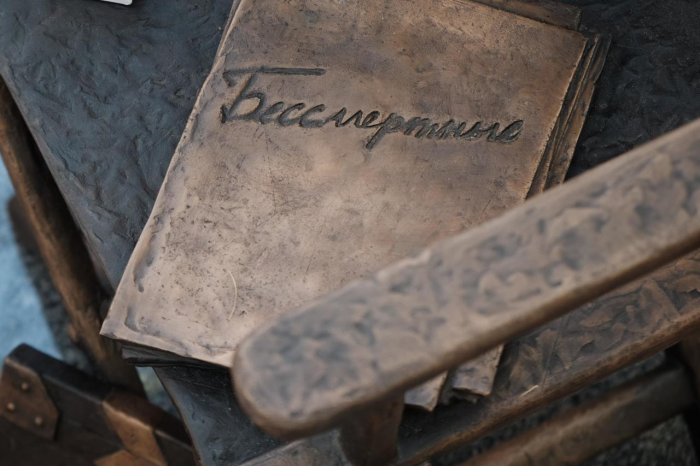 Как выглядит памятник на могиле Тиграна Кеосаяна: где похоронен режиссер