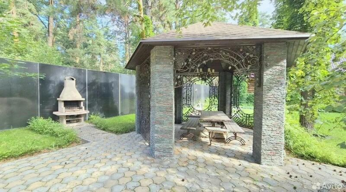 В Барнауле продают "дом мечты за полцены" с единорогом и ванной комнатой кровавых оттенков