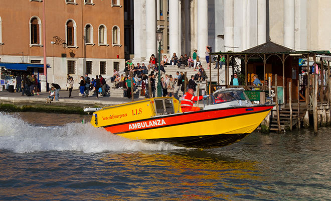 Как работает скорая помощь в Венеции, где дорог в городе нет. Турист снял видео
