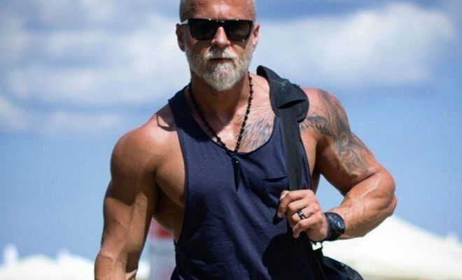 Как в 50 лет стать сильнее, чем был в 25: пожилой тренер показал свои упражнения