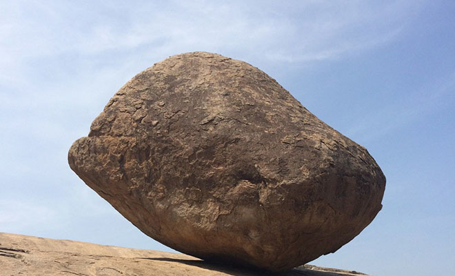 250-тонный камень стоит на склоне холма в Индии уже 1500 лет и не скатывается