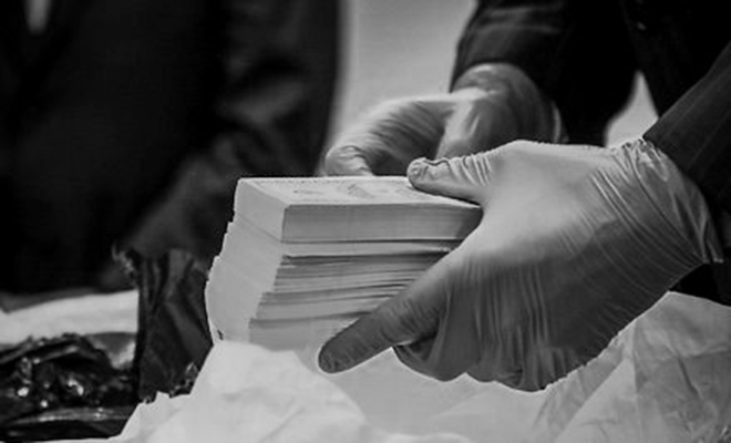 Скромный мужчина нигде не работал, но через 10 лет выяснилось он: рисовал дома деньги и все это время ими расплачивался