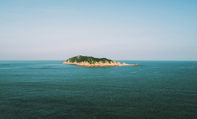 В 1705 году моряк добровольно покинул корабль и остался на необитаемом острове. Он провел один 4 года и выжил