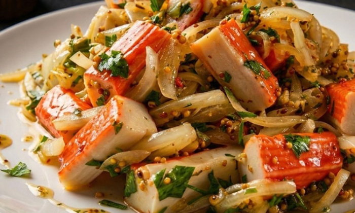 Смешали лук с крабовыми палочками. Простая закуска, которая всех удивит