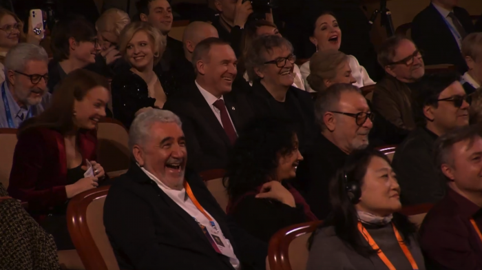 «Слушай, а чего это ты не помогаешь?»