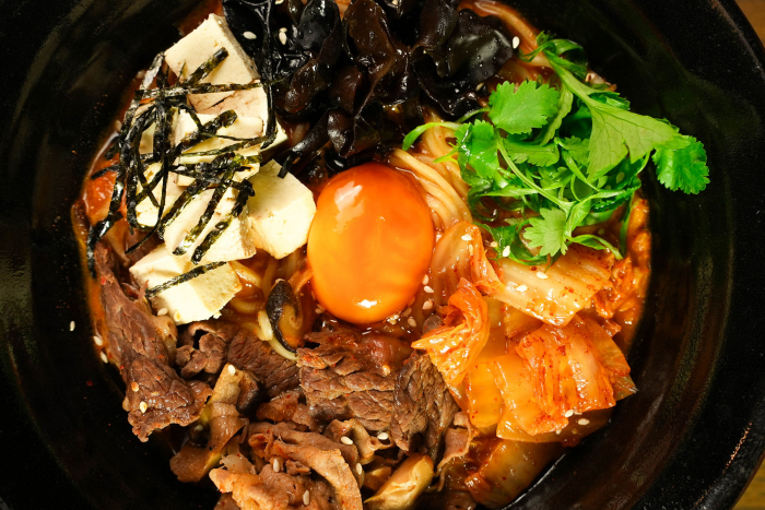 Сморчки, моти и часы от Раппопорта: чем живёт ресторанная Москва в апреле