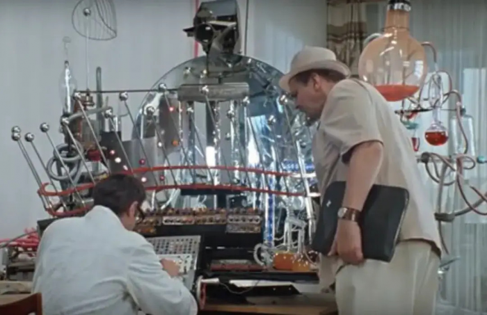 Как создавали культовый реквизит — машину времени — для фильма «Иван Васильевич меняет профессию»