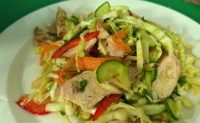 Самый вкусный салат из капусты с курицей: секрет в особой заправке