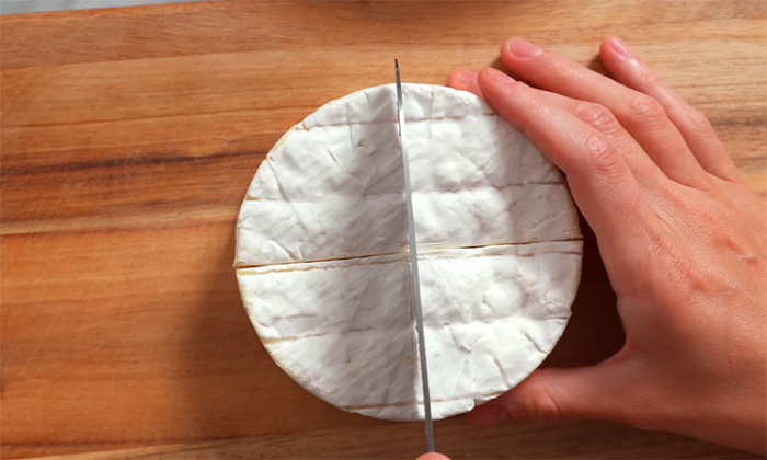 Закуска вкуснее икры на Новый год и Рождество. Запекаем сыр: звучит просто, но гостей поразит