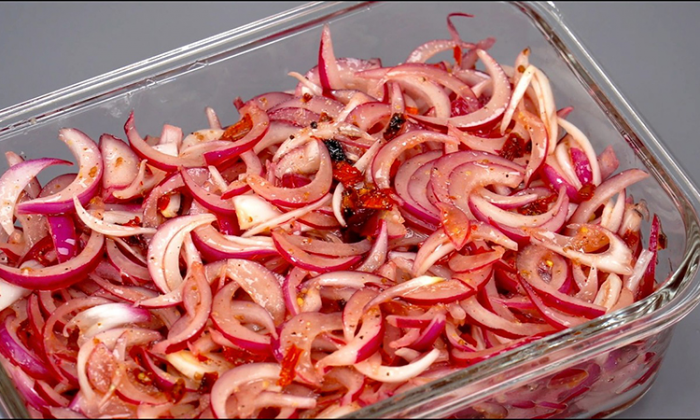 Моментальный салат из сплошного лука: из-за маринада горечи нет, зато вкус усилился