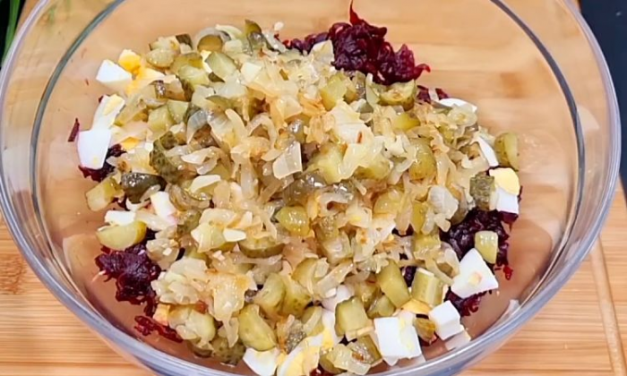 Пожарили соленые огурцы и получили гениальный салат. Делать быстро, 3 ингредиента и не надоедает