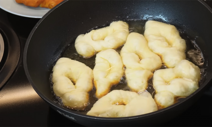 Пончики на кефире готовим даже когда нет времени. На столе за минуты, а все делаем на сковороде