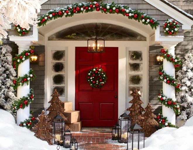Самые популярные и необычные украшения дверей на Новый год (63 фото)