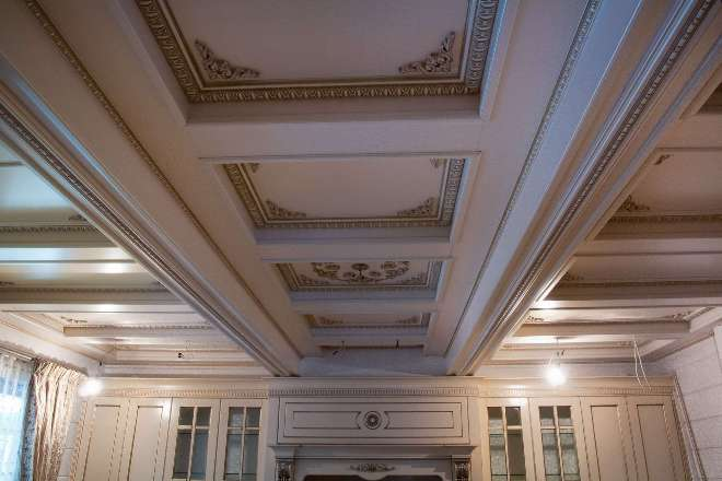 Дизайн потолочных плинтусов в интерьере: фото, как выбрать лучший вариант для интерьера (67 фото)