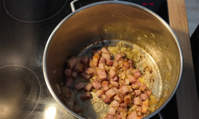 Пражская чеснечка: густой суп с чесноком, сыром и ржаными гренками