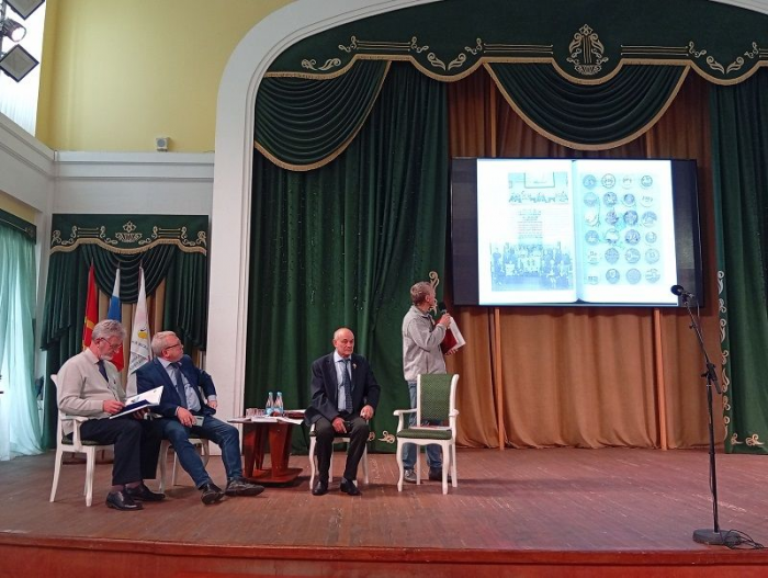 Смолянам представили книгу «Геральдика Красноярского края»