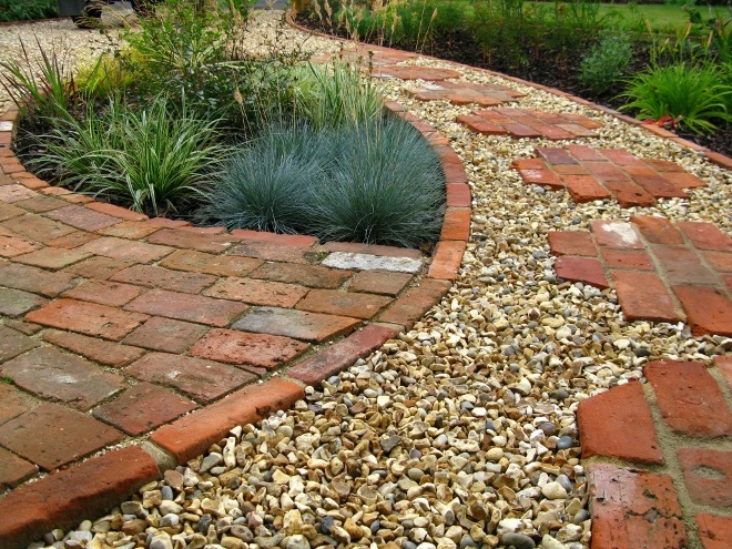 Как украсить участок около дома своими руками: фото, знакомые решения и креативные идеи  (44 фото)