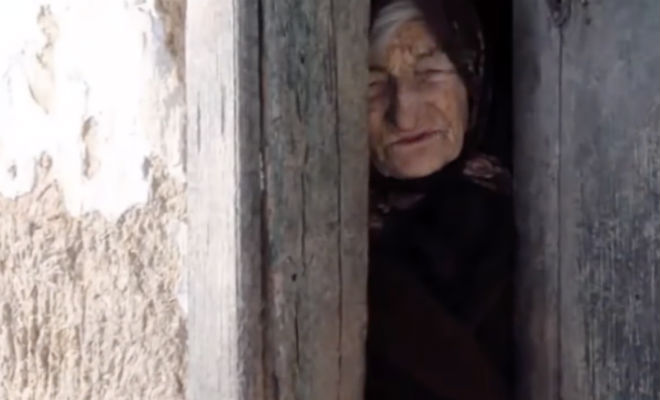 Люди год помогали старой женщине. Спустя 10 лет она их неожиданно отблагодарила