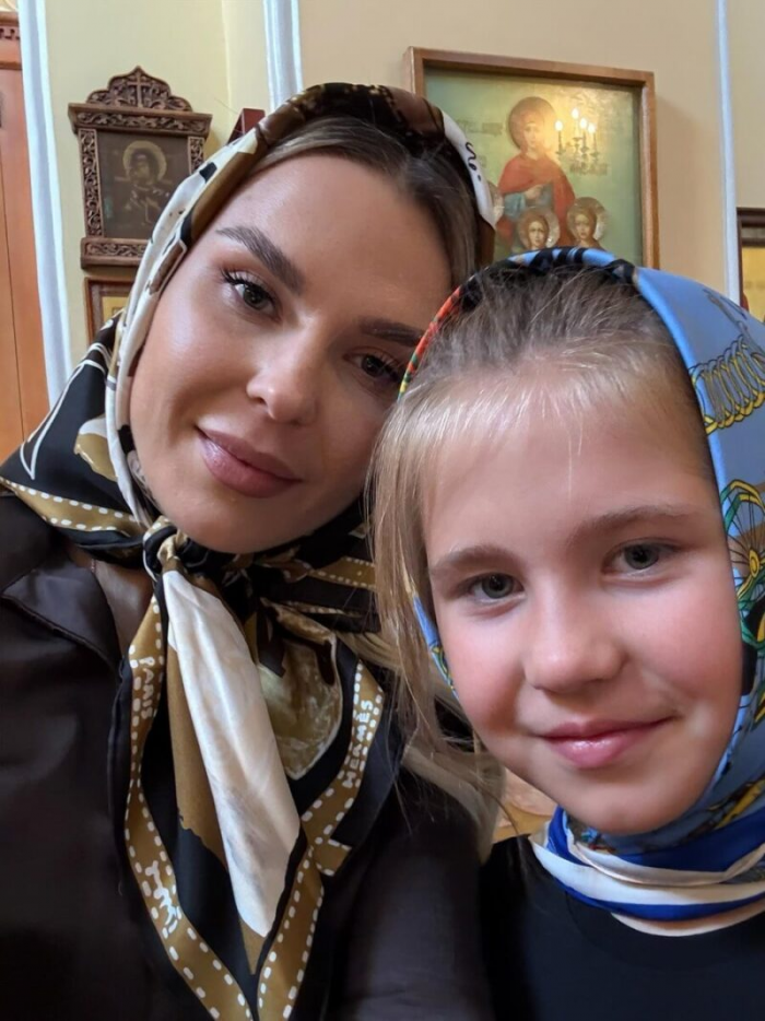 «Он просто не общается»: почему хоккеист Иван Телегин лишает 9-летнюю дочь Пелагеи каникул за границей