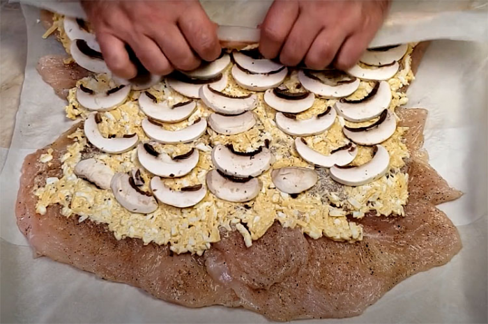 Гениальный способ готовить курицу. Делаем рулет, а внутри салат