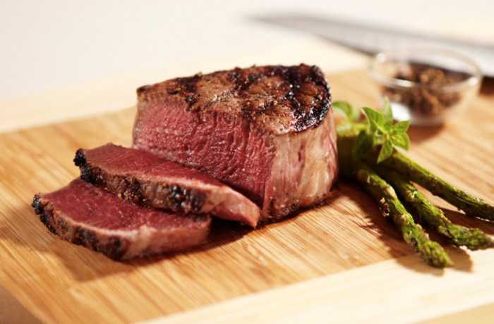 Готовим вырезку, чтобы она не пересохла и оставалась сочной и таяла во рту. Используем масло и маринады