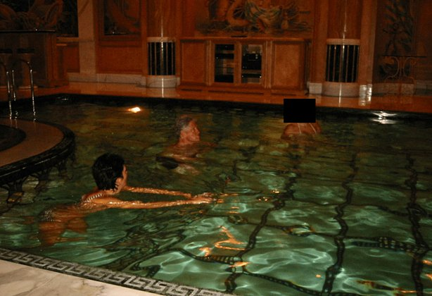 11 друзей Джеффри. Клинтон, Джаггер, Трамп и другие знаменитости на фото из скандального досье финансиста Эпштейна