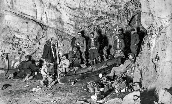 Фото из древней пещеры Крижна, доступ в которую власти запретили