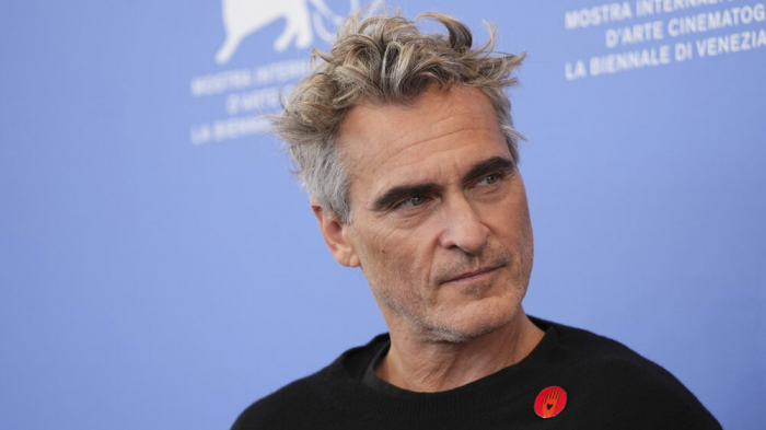 Детство в секте, смерть брата и затворничество: жизнь Хоакина Феникса