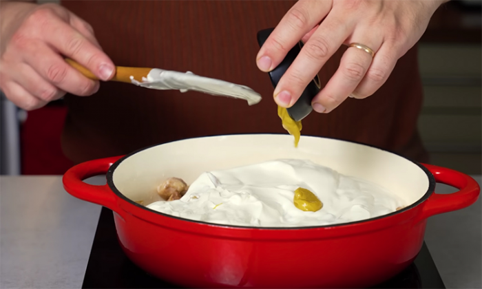 Рецепт дежурной подливы для всегда сочной курицы: сметана с чесноком и луком