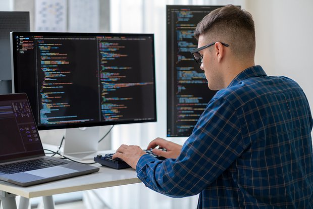 «Специалистов не хватает катастрофически» Бизнес столкнулся с дефицитом кадров в сфере ИИ. Как эту проблему будут решать в России?