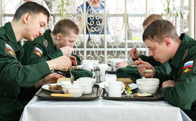 Чай, кофе, повоюем: что дают на завтрак в армии и подойдет ли солдатское меню гражданским