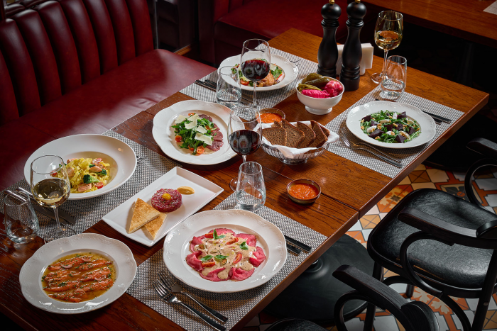 Театр в баре, парфюм от ресторана и новые открытия: чем удивляет Москва в марте