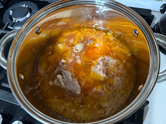 Сварила борщ по рецепту 1952 года и обалдела: почему мы 70 лет готовили обычный суп со свеклой?