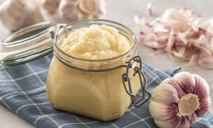 2 пасты из лука и чеснока, которые делают вкуснее любые блюда и даже хлеб