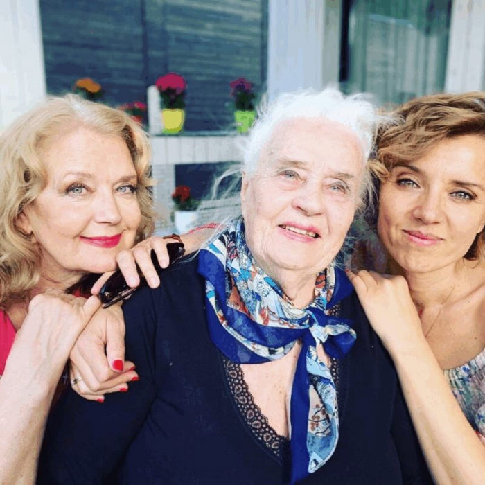 «Ей уже 103 года, а она до сих пор красит губы!»: кто такая Ксения Алферова и почему она до сих пор молода