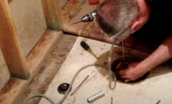 Люк посреди комнаты не замечали годами: за половиком много лет лежат клад